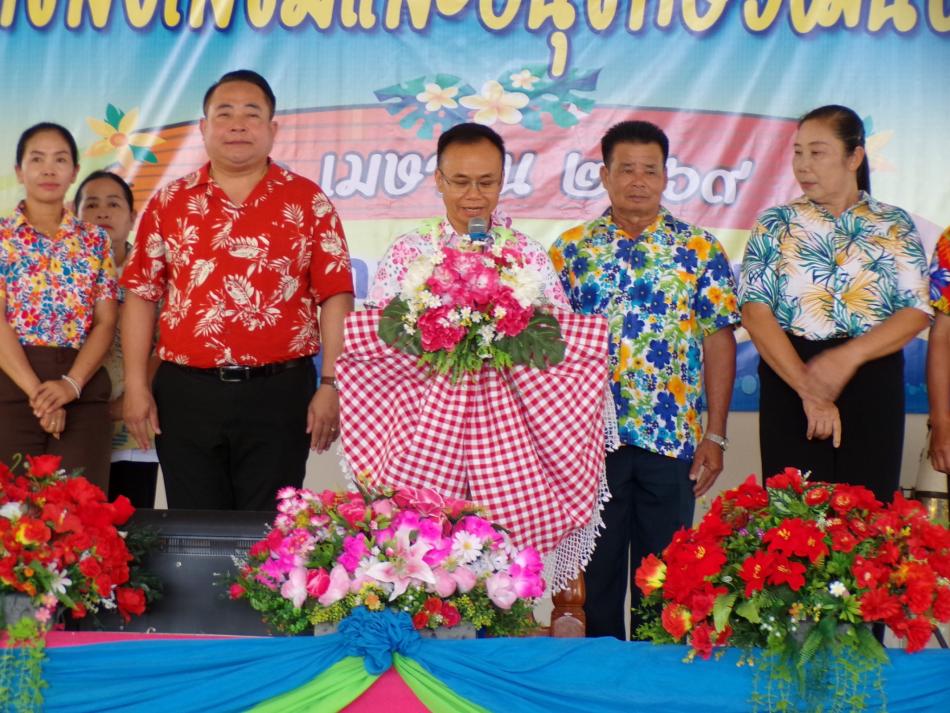 วันนี้ 10 เมษายน 2569 เวลา 09.30 น. นายยศพงษ์ ทรงศิลป์ นายอำเภอหนองฮี เป็นประธานเปิดโครงการส่งเสริมและอนุรักษ์วัฒนธรรมไทย ประจำปี 2569 โดยมีนายปฏิการ เชื้อทอง ปลัดเทศบาล ปฏิบัติหน้าที่ นายกเทศมนตรีตำบลสาวแห เป็นผู้กล่าวรายงานวัตถุประสงค์ของการจัดโครงการ และพิธีทำบุญสรงน้ำพระ เนื่องในโอกาสวันสงกรานต์ ประจำปี 2569 และสืบสานประเพณีอันดีงาม ซึ่งเป็นเอกลักษณ์ประจำชาติให้คงอยู่สืบไป สร้างความสัมพันธ์ที่ดีให้เกิดขึ้นในครอบครัว ตลอดจนเกิดการอยู่ร่วมกันอย่างเข้าใจของผู้สูงอายุและบุคคลอื่นในชุมชน ณ หอประชุมอเนกประสงค์เทศบาลตำบลสาวแห